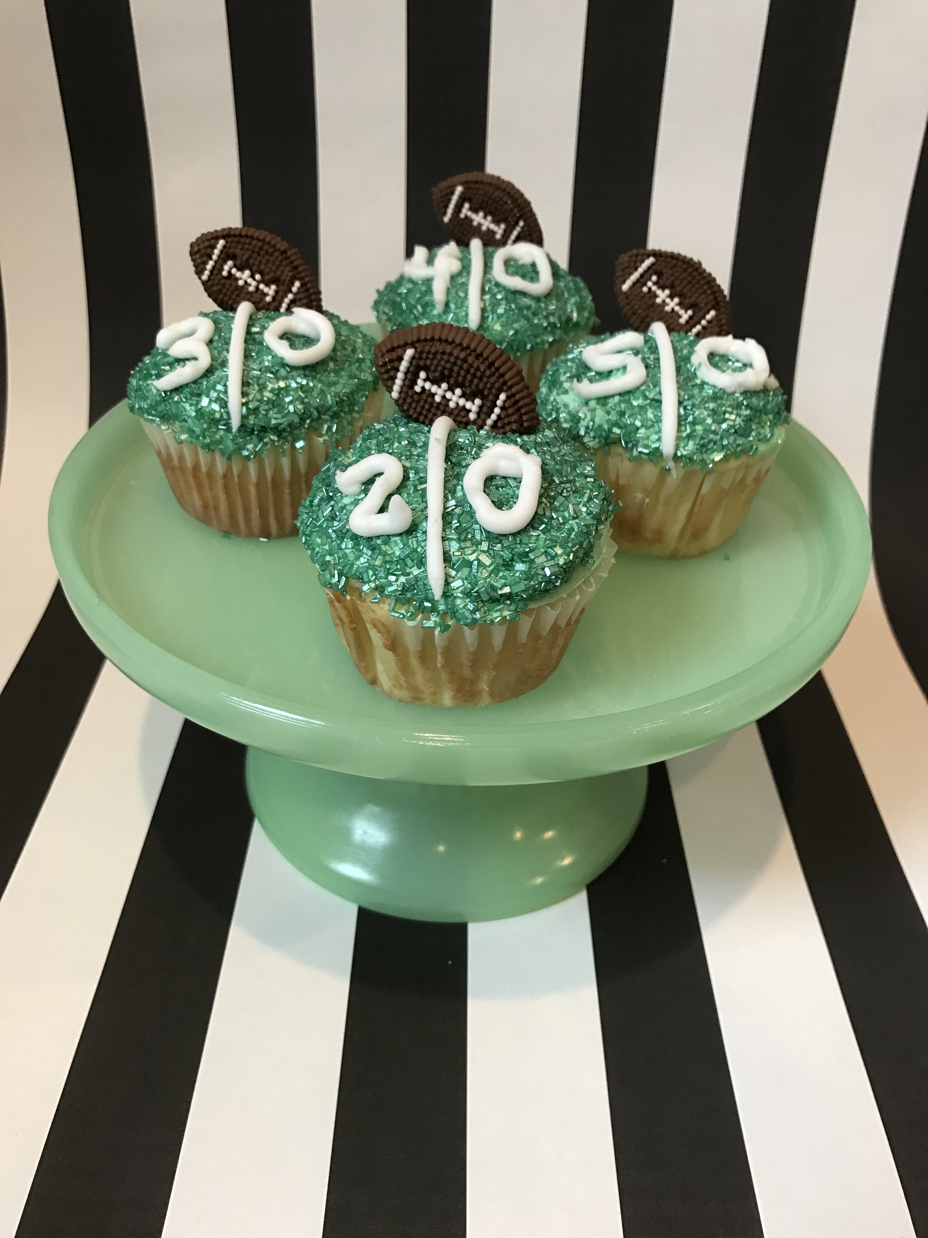 football-cupcakes-8