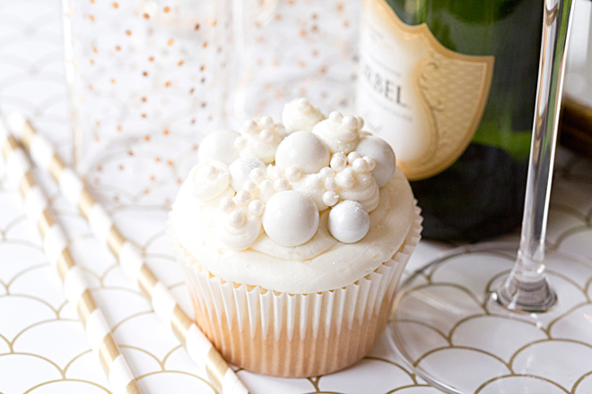 New-Years-Eve-Champagne-Cupcakes-10-web